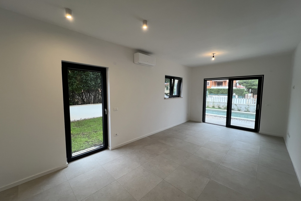 Appartamento al piano terra con piscina privata, cortile e disposizione funzionale