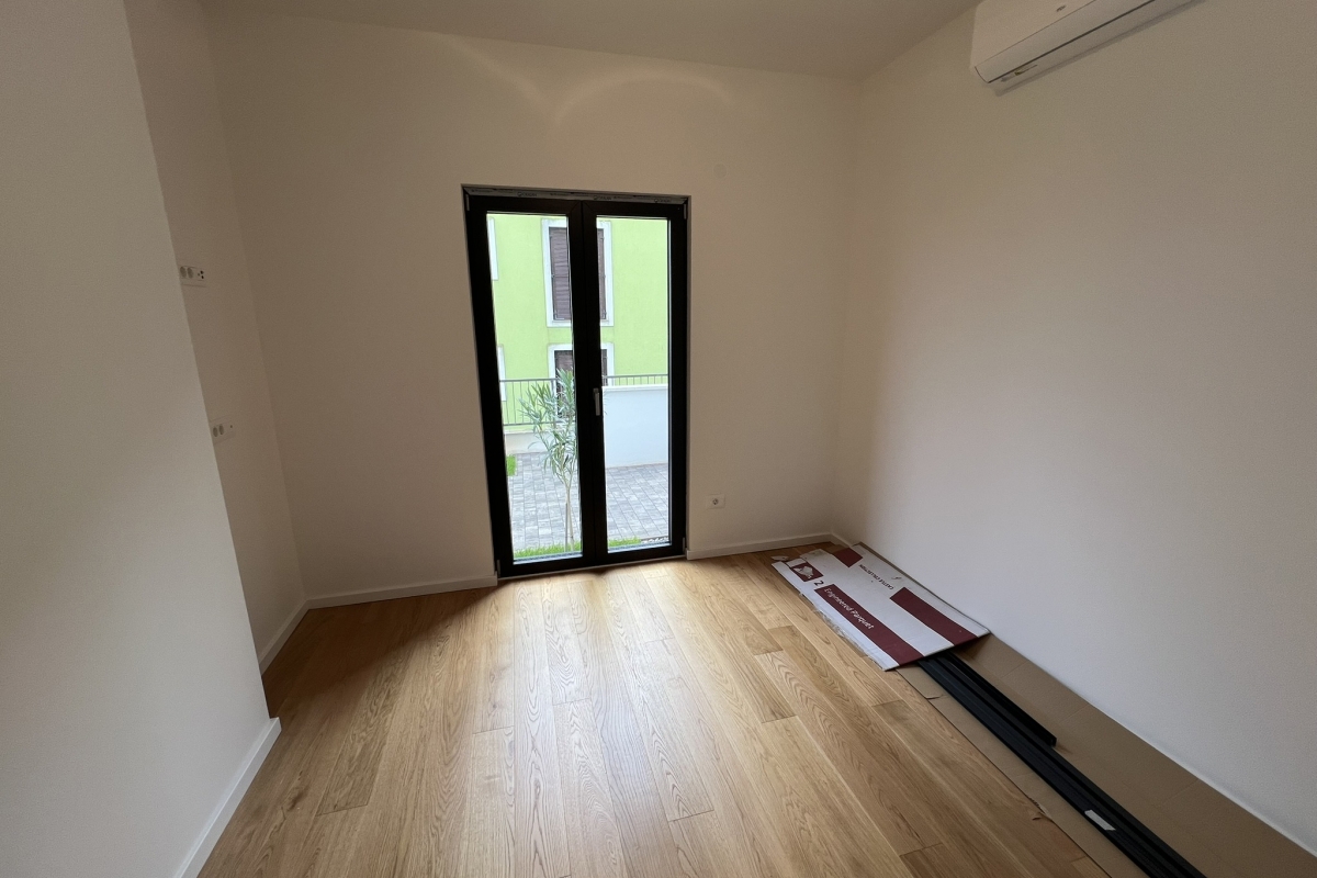 Appartamento al piano terra con piscina privata, cortile e disposizione funzionale