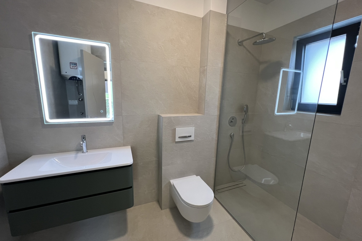 Appartamento al piano terra con piscina privata, cortile e disposizione funzionale