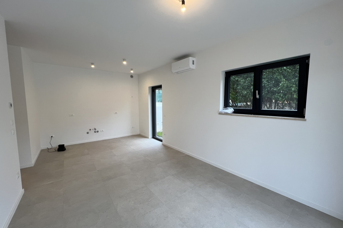 Appartamento al piano terra con piscina privata, cortile e disposizione funzionale