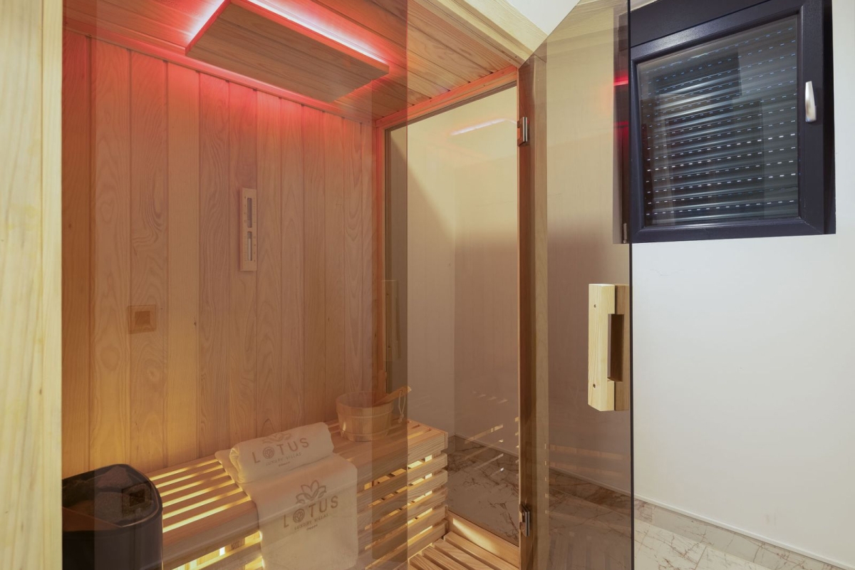 Lussuosa villa bifamiliare con piscina e vista mare