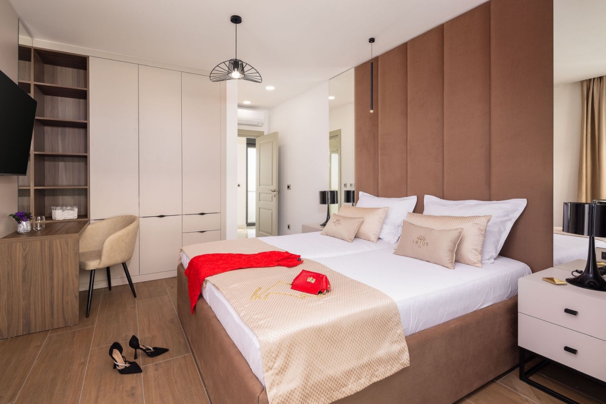 Lussuosa villa bifamiliare con piscina e vista mare