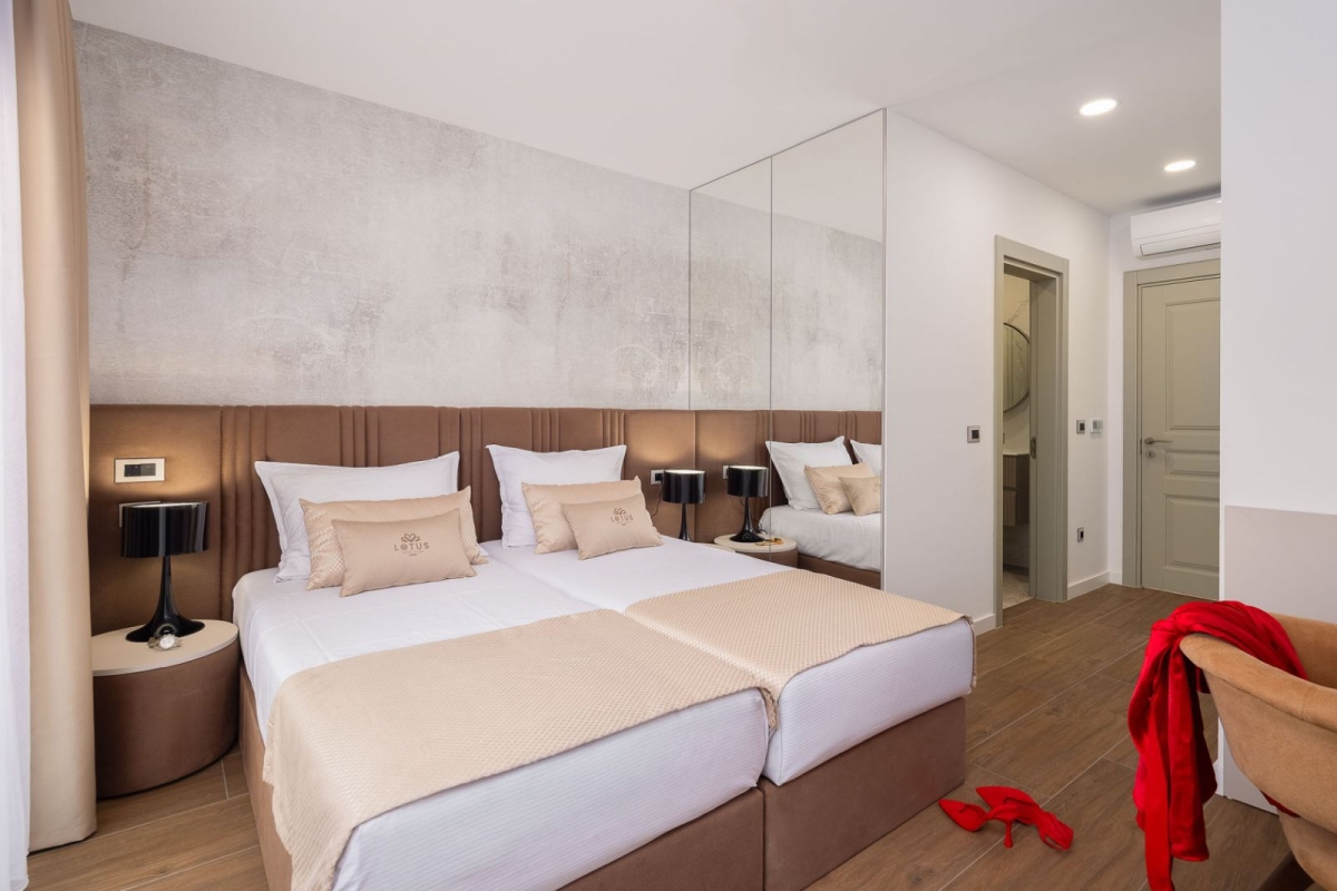 Lussuosa villa bifamiliare con piscina e vista mare