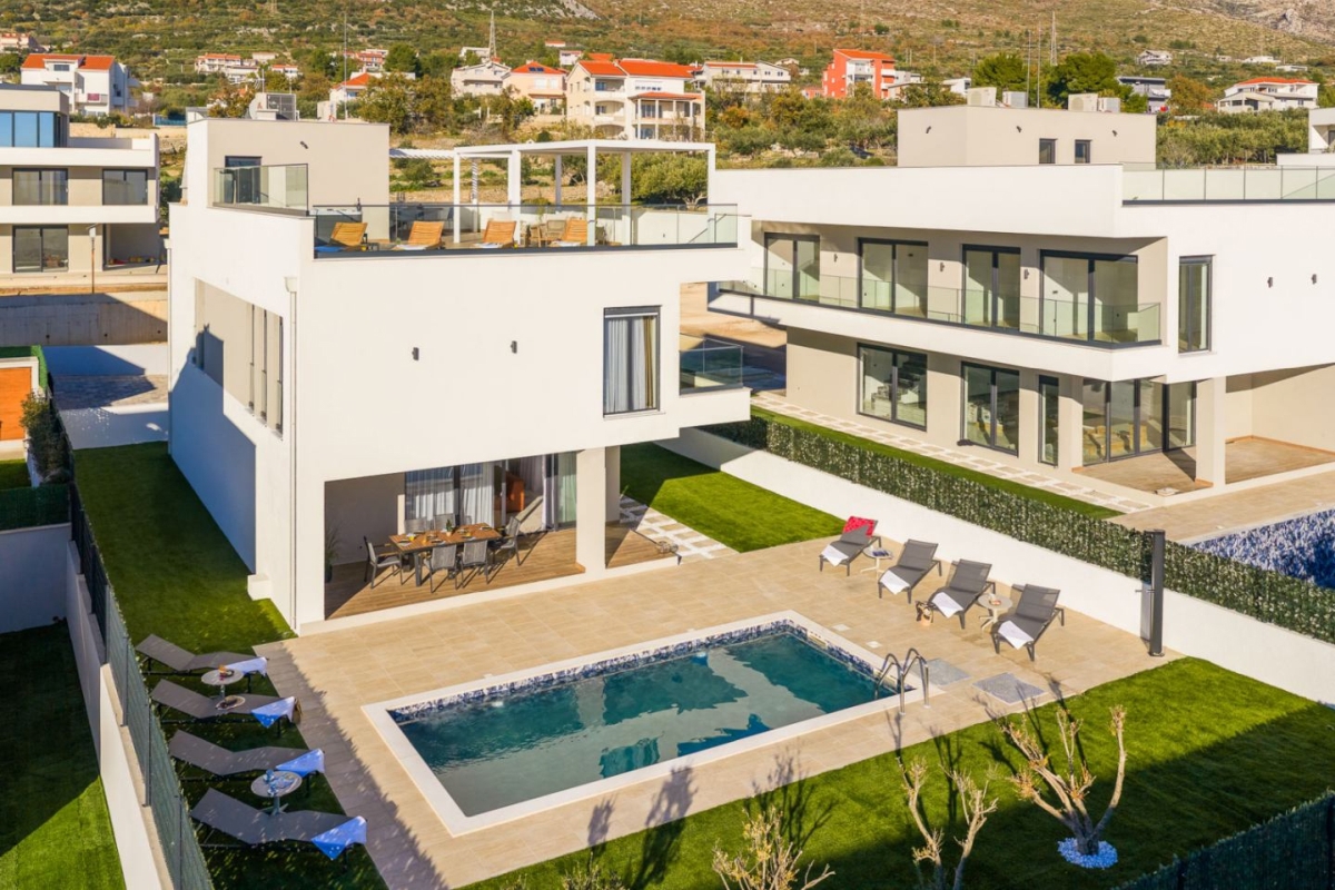 Lussuosa villa bifamiliare con piscina e vista mare