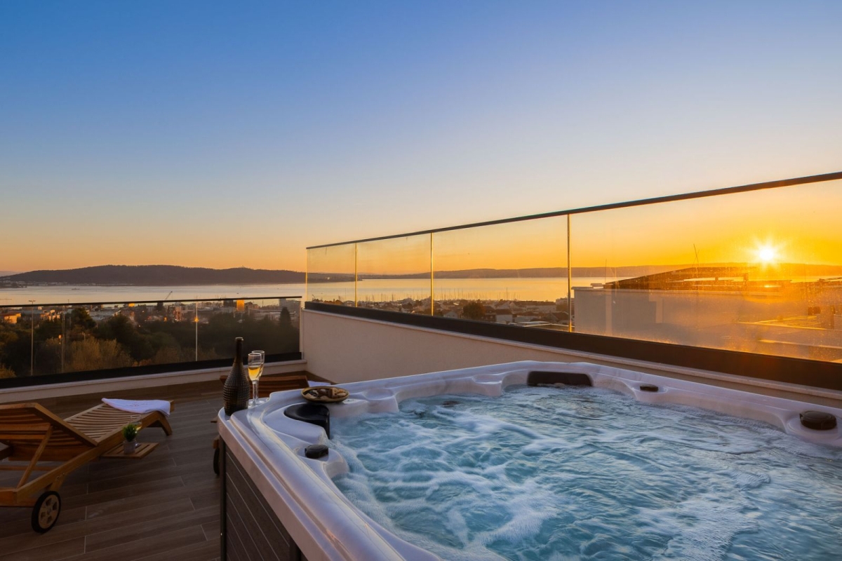 Lussuosa villa bifamiliare con piscina e vista mare