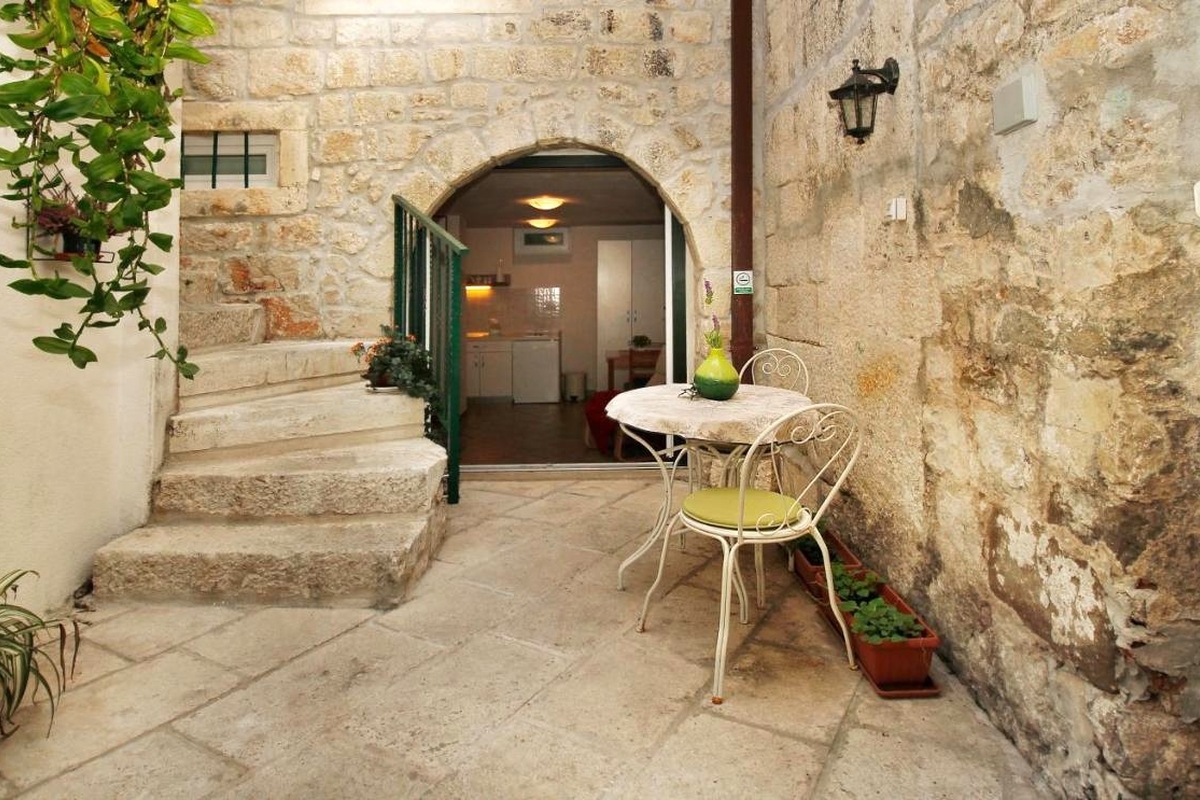 Casa in pietra con appartamenti in centro