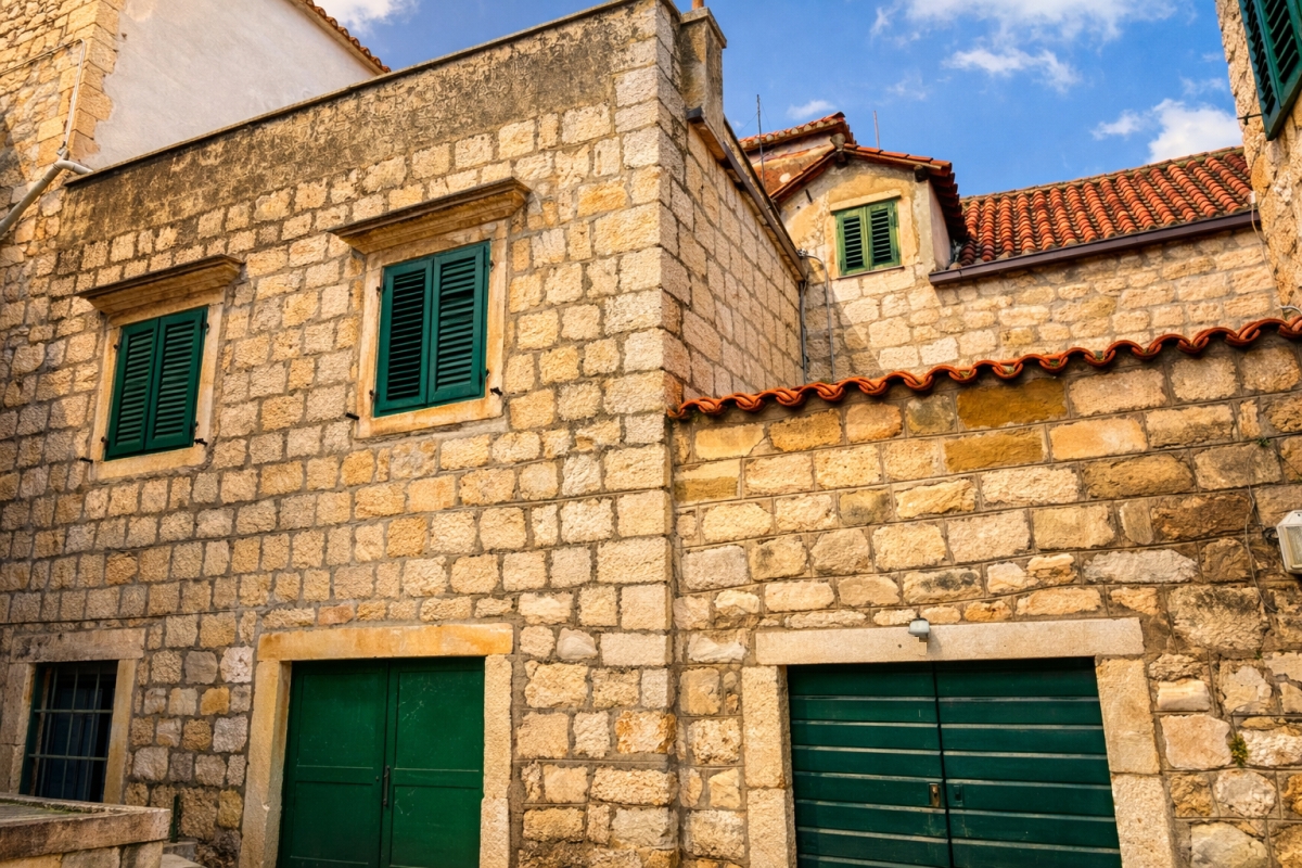 Casa in pietra con appartamenti in centro
