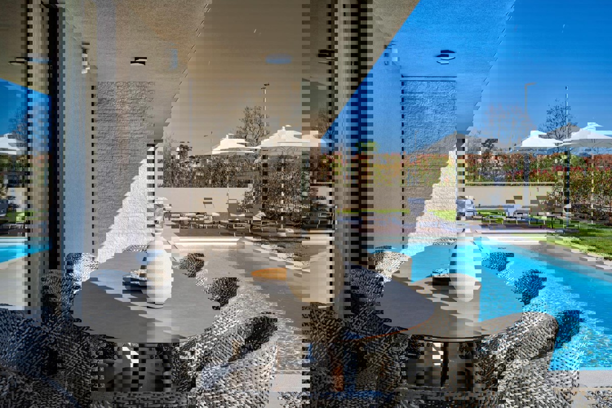 Villa su un unico piano con piscina e vista mare aperta