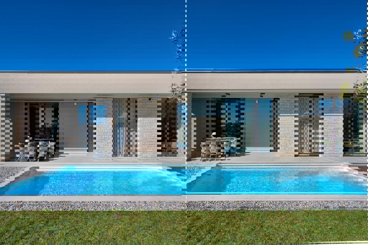 Villa su un unico piano con piscina e vista mare aperta