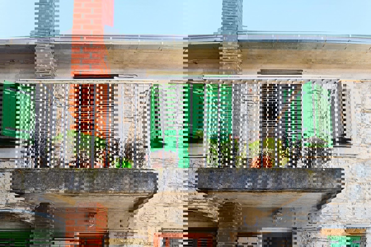 Casa in pietra ristrutturata con cortile, parcheggio e dependance