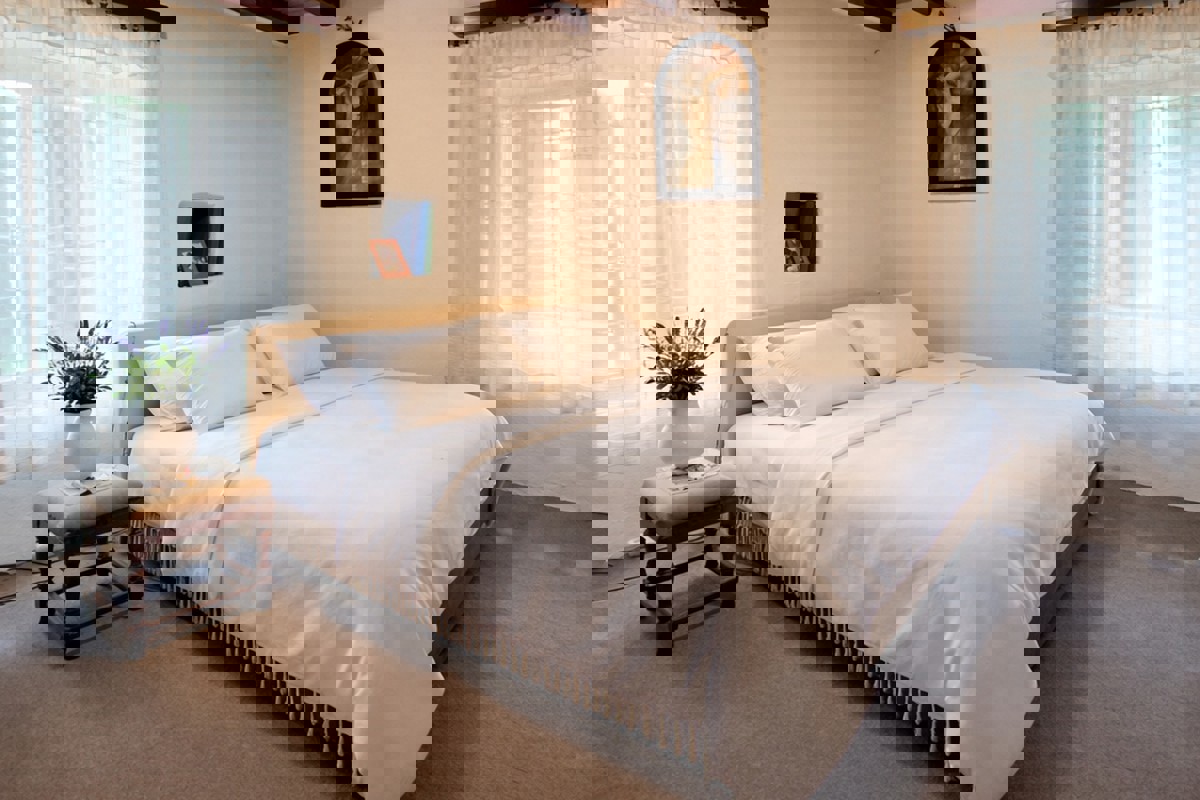 Casa in pietra ristrutturata con cortile, parcheggio e dependance