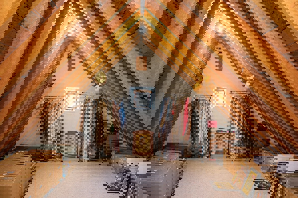 Casa in pietra ristrutturata con cortile, parcheggio e dependance