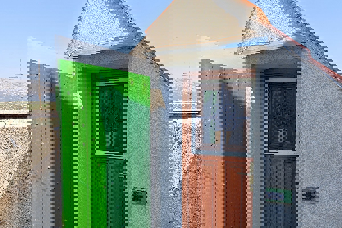 Casa in pietra ristrutturata con cortile, parcheggio e dependance