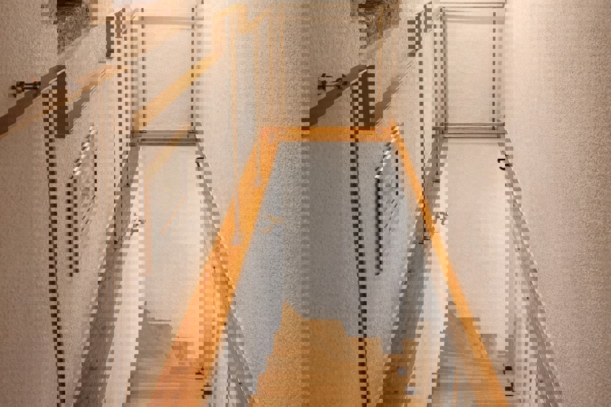 Casa in pietra ristrutturata con cortile, parcheggio e dependance