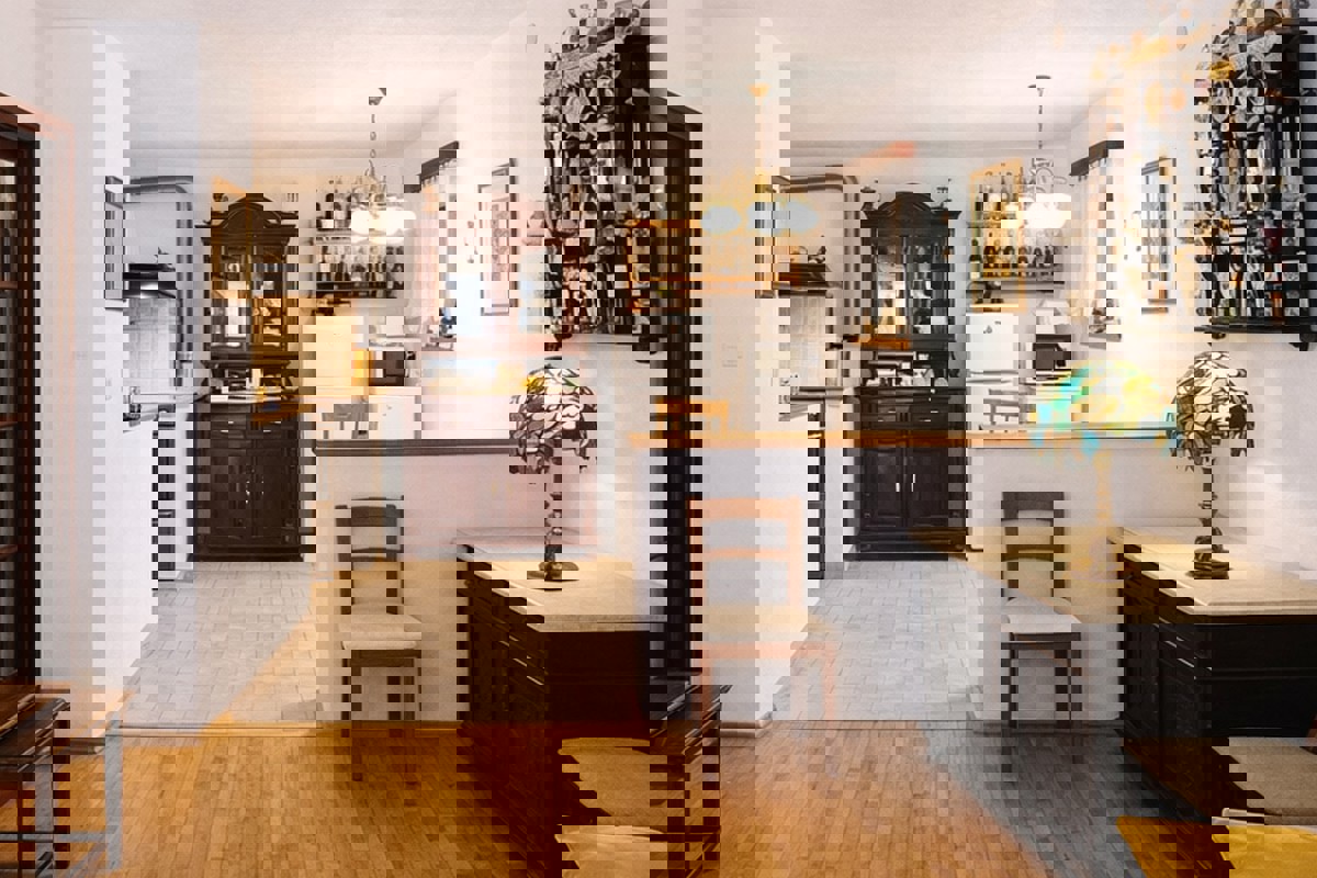 Casa in pietra ristrutturata con cortile, parcheggio e dependance