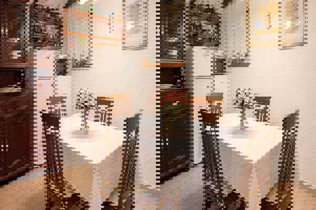 Casa in pietra ristrutturata con cortile, parcheggio e dependance