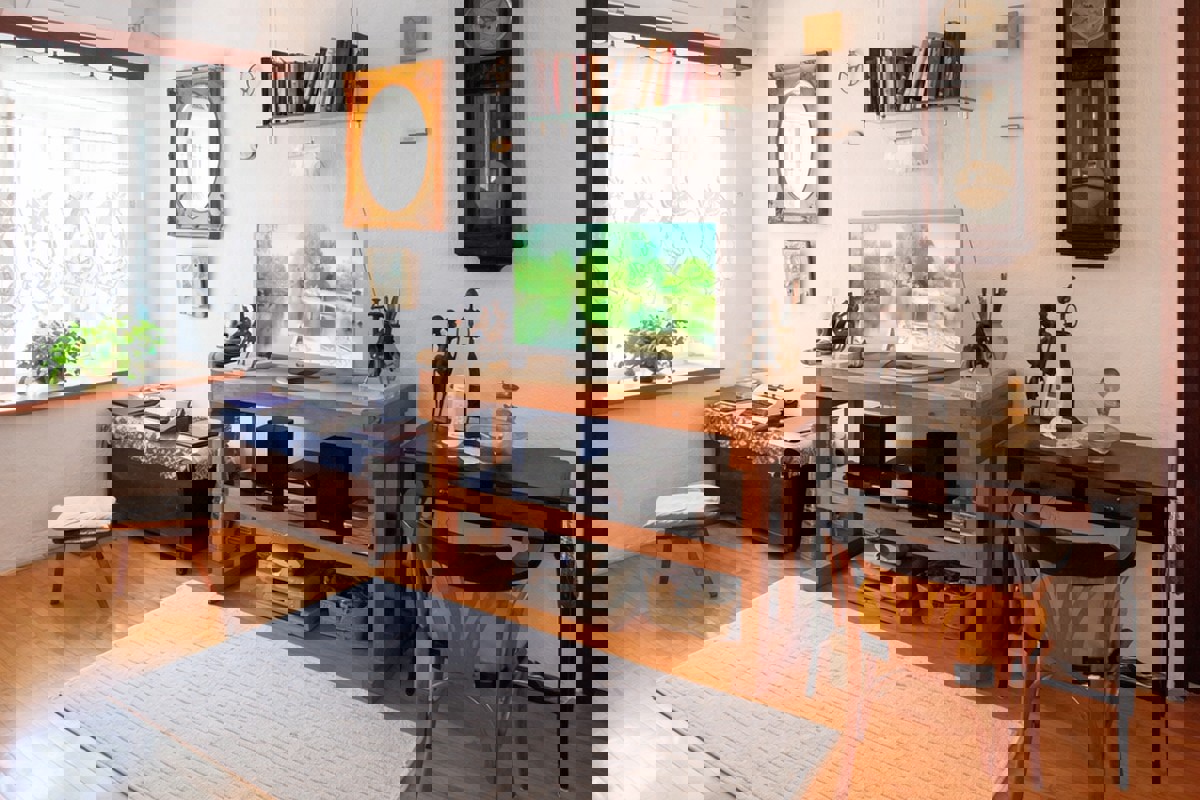 Casa in pietra ristrutturata con cortile, parcheggio e dependance