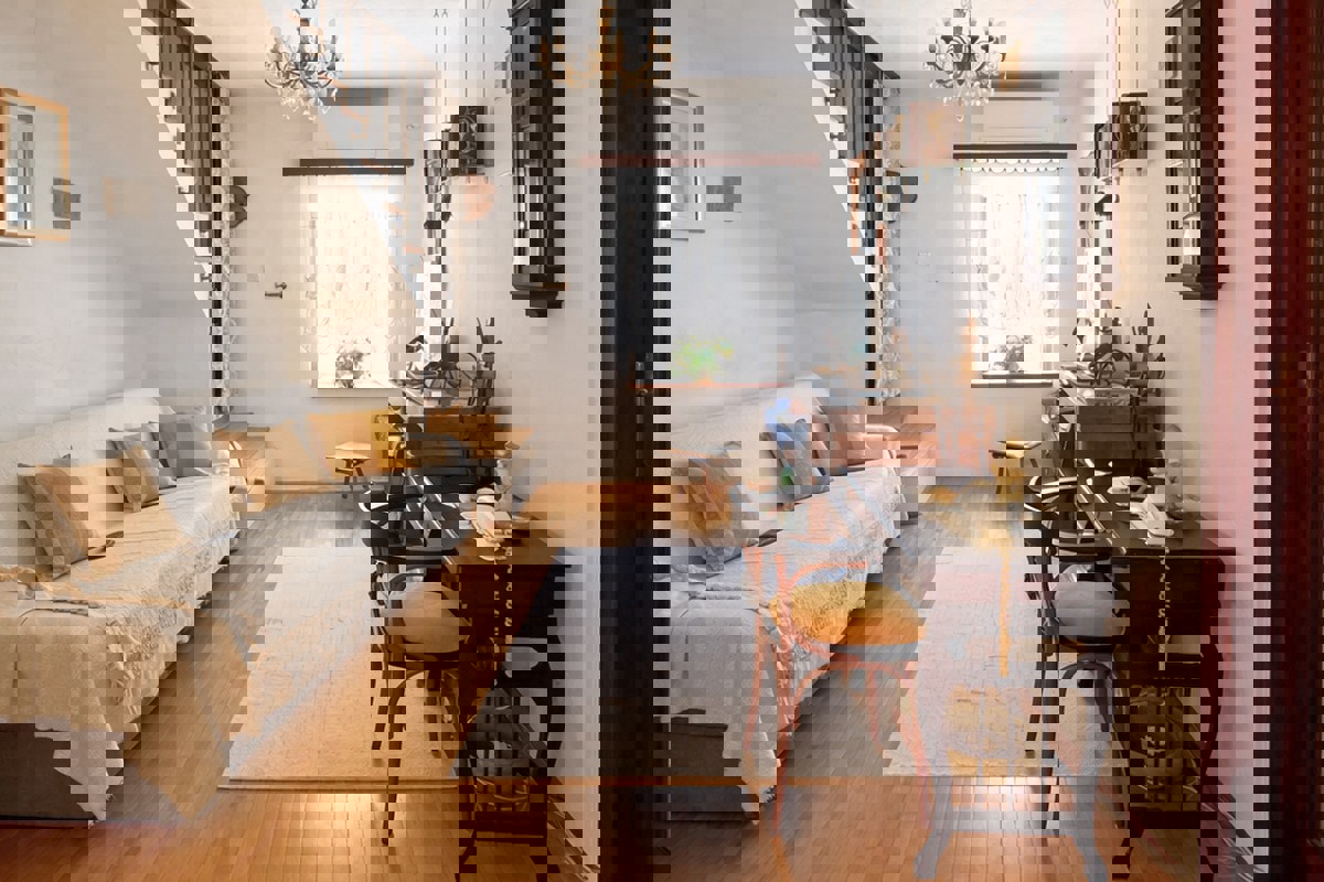 Casa in pietra ristrutturata con cortile, parcheggio e dependance