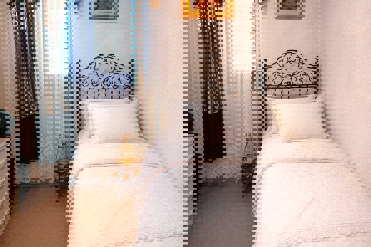 Casa in pietra ristrutturata con cortile, parcheggio e dependance