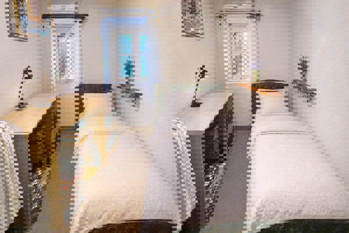 Casa in pietra ristrutturata con cortile, parcheggio e dependance