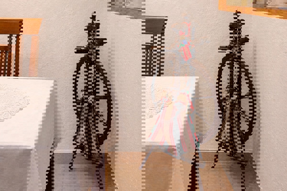 Casa in pietra ristrutturata con cortile, parcheggio e dependance