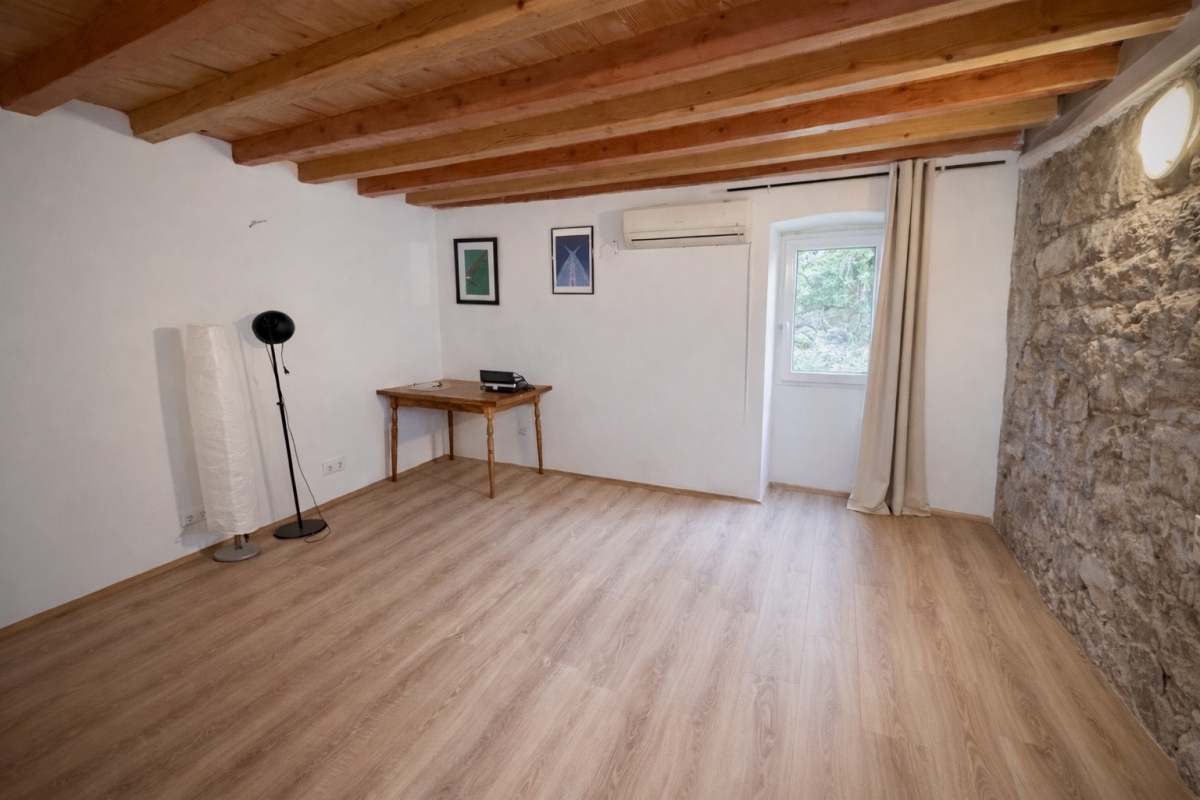 Autentica casa in pietra con grande potenziale per affitti turistici