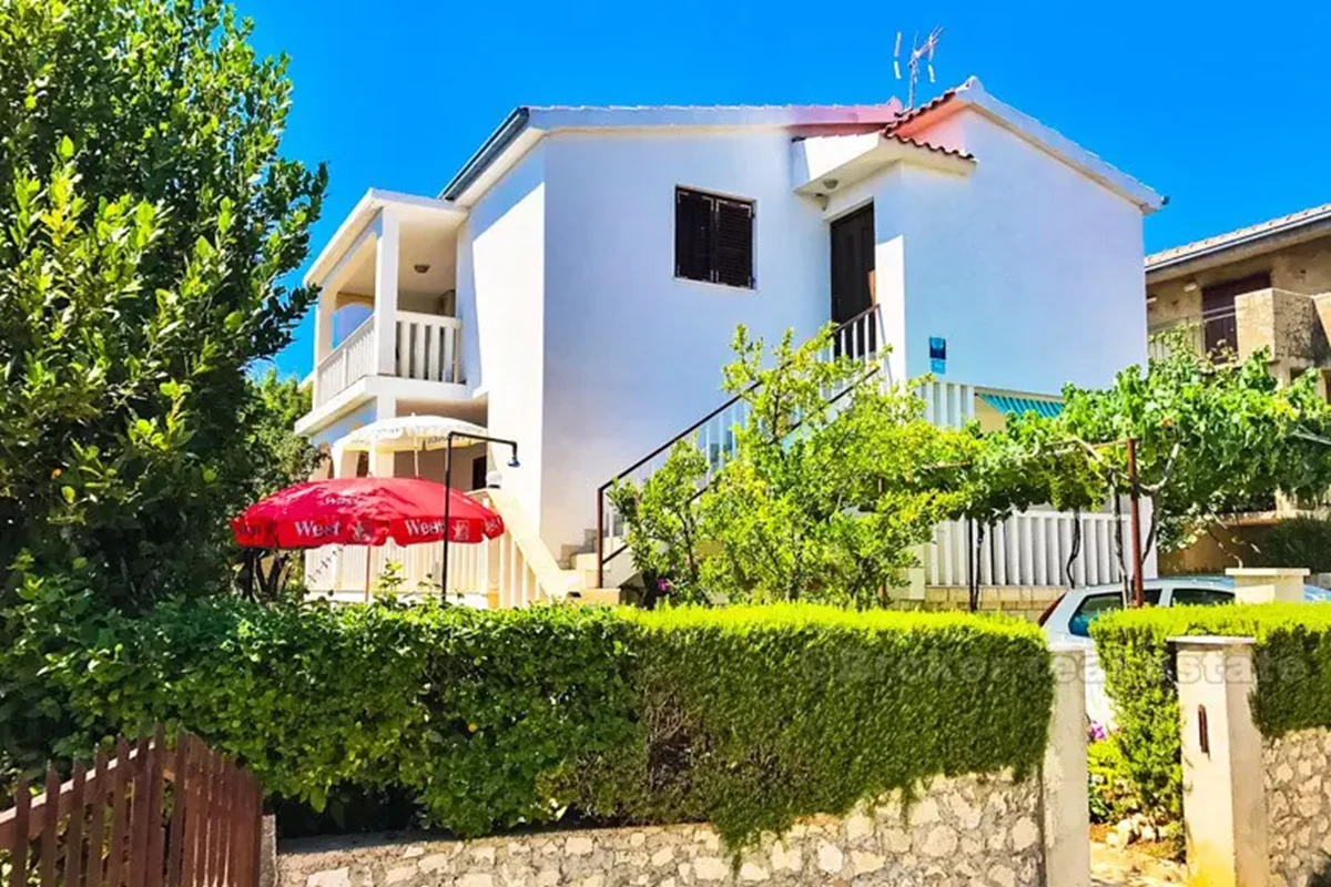 Casa su due piani, con vista sul mare