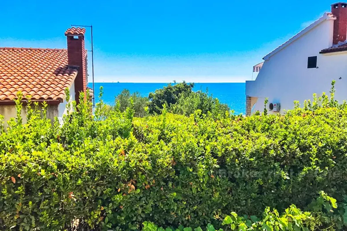 Casa su due piani, con vista sul mare