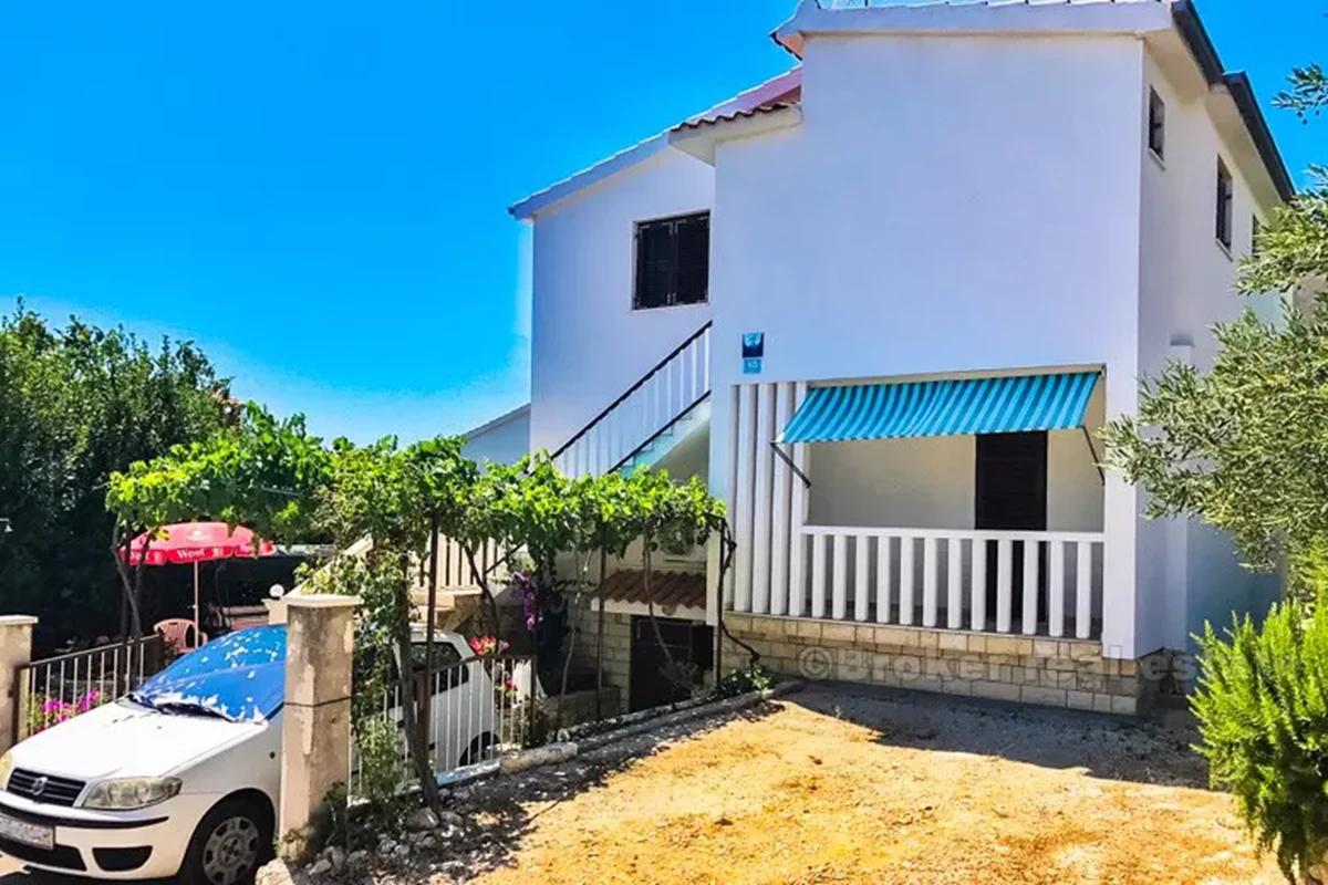 Casa su due piani, con vista sul mare