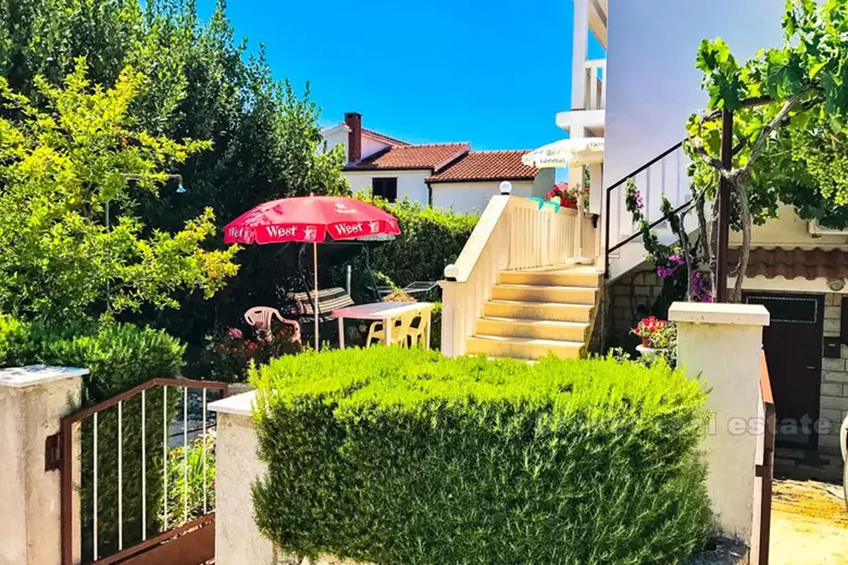 Casa su due piani, con vista sul mare