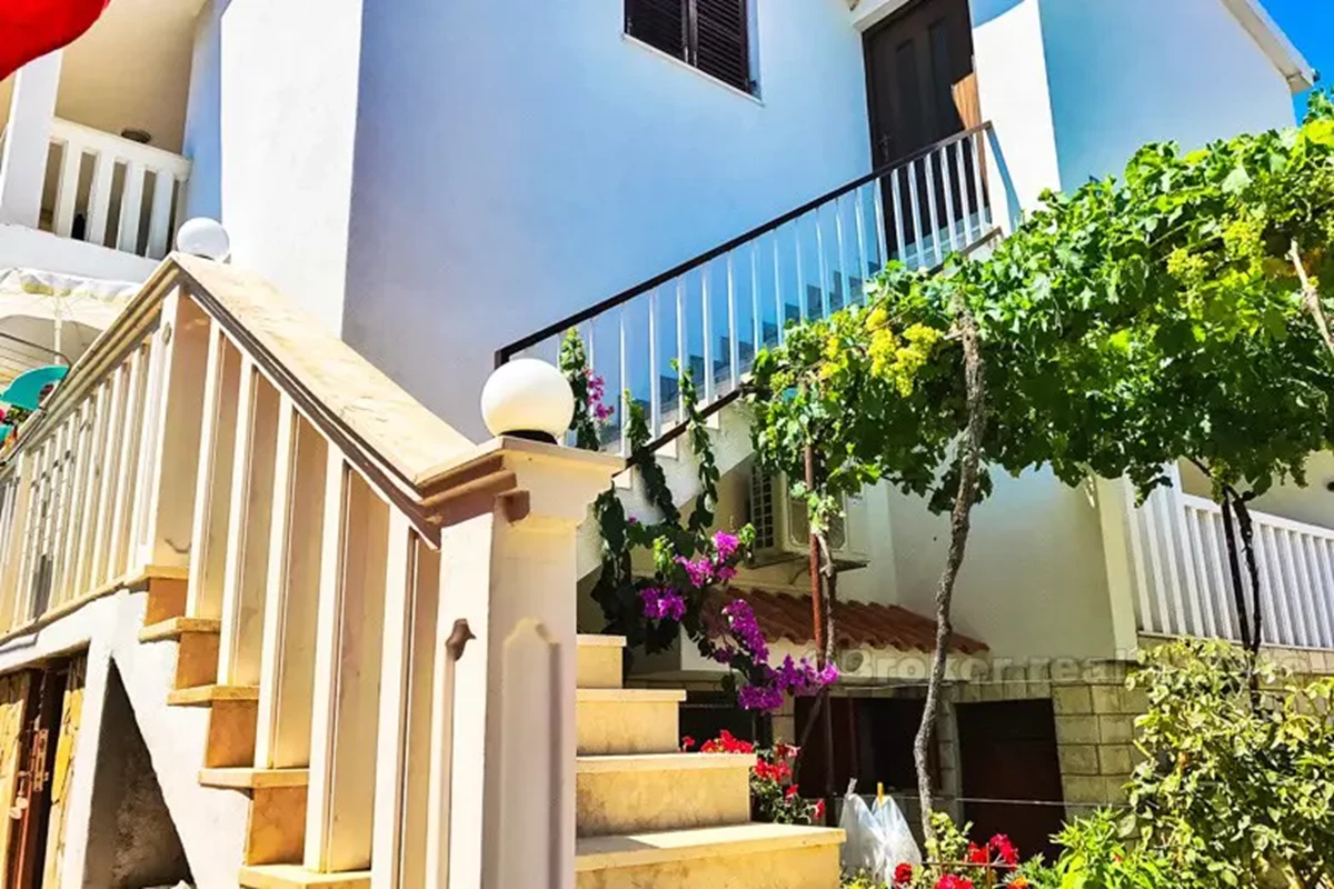 Casa su due piani, con vista sul mare