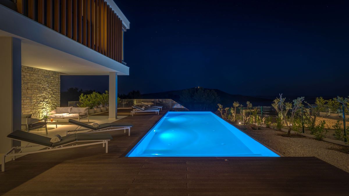 Villa con piscina e vista mare