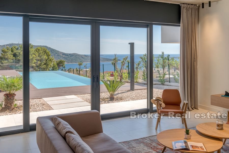 Villa con piscina e vista mare