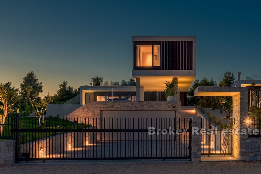 Villa con piscina e vista mare