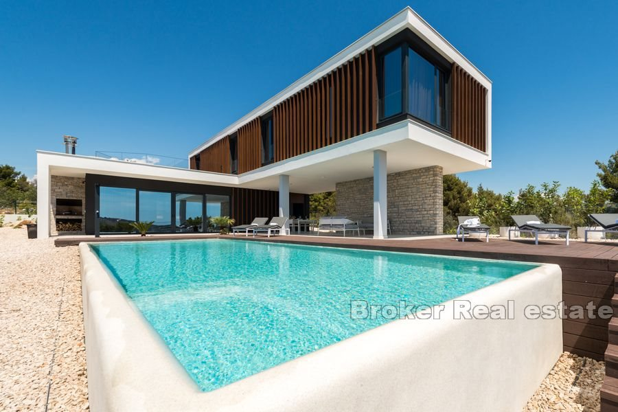 Villa con piscina e vista mare