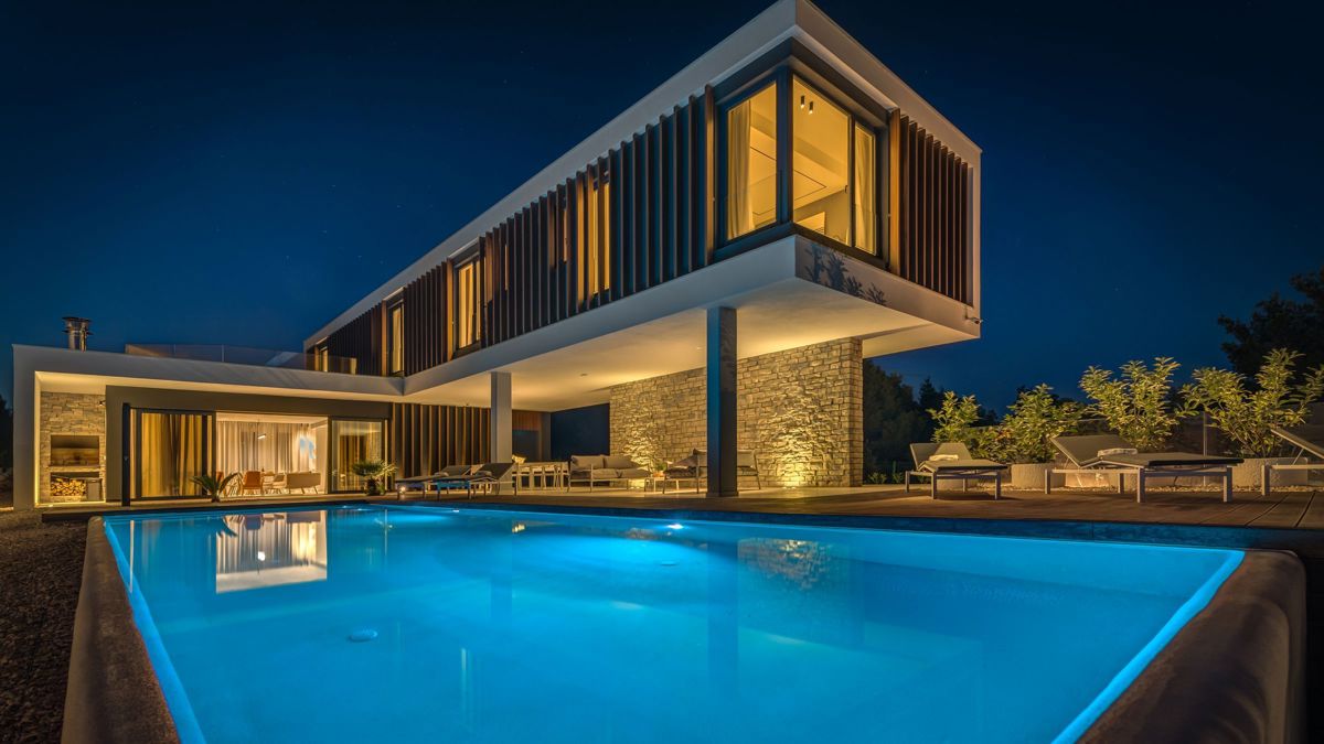 Villa con piscina e vista mare