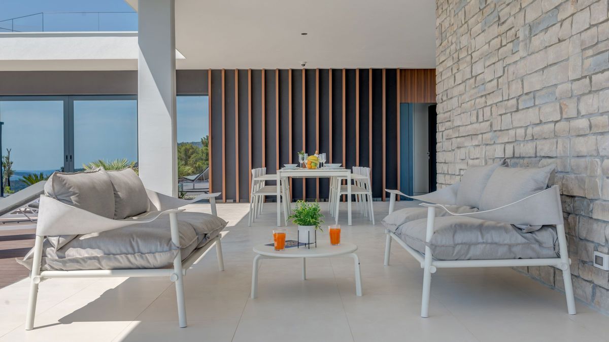 Villa con piscina e vista mare
