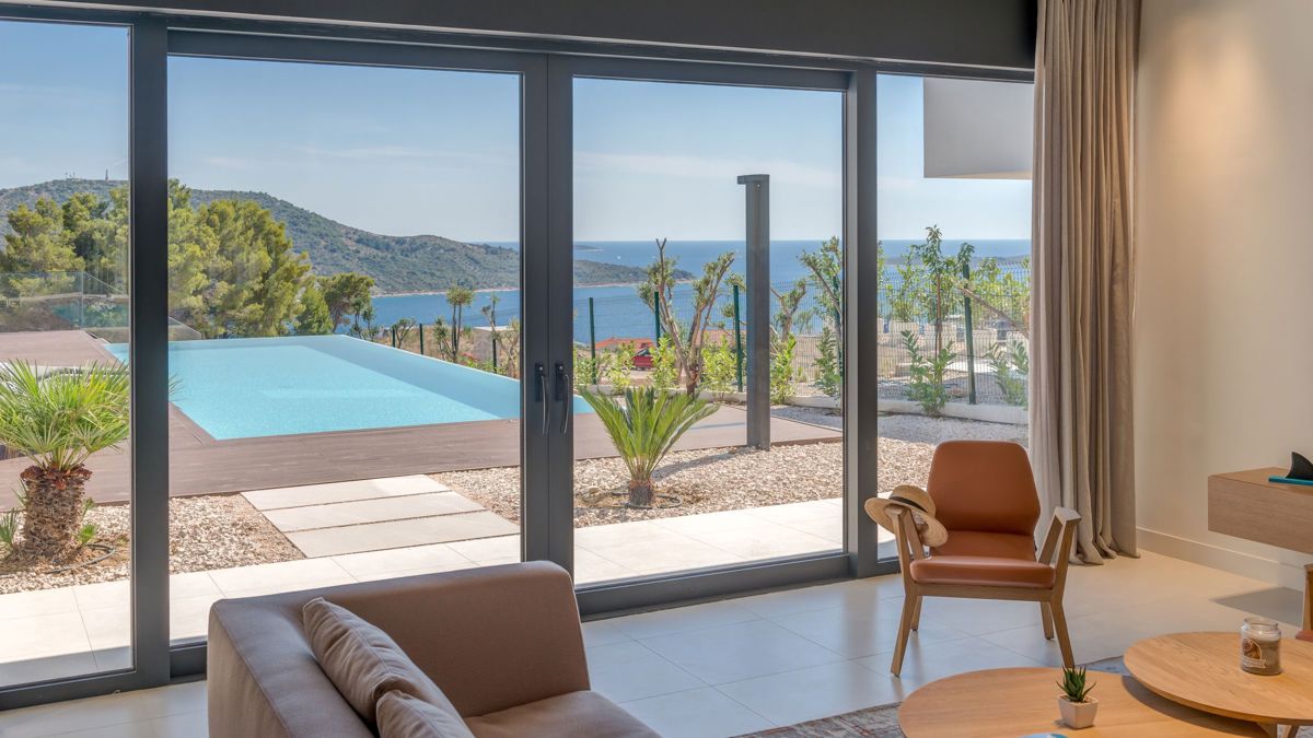 Villa con piscina e vista mare