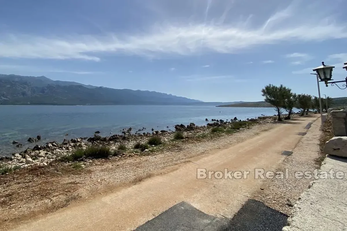 Casale in pietra con piscina in riva al mare