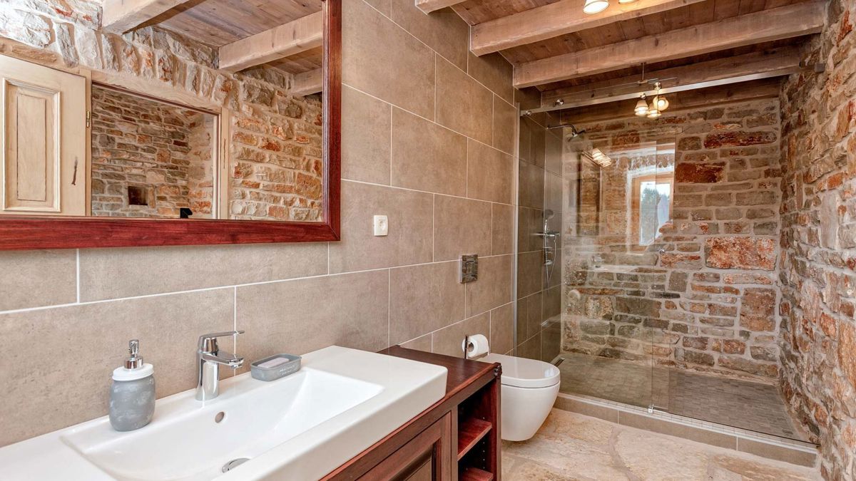 Proprietà unica con case in pietra