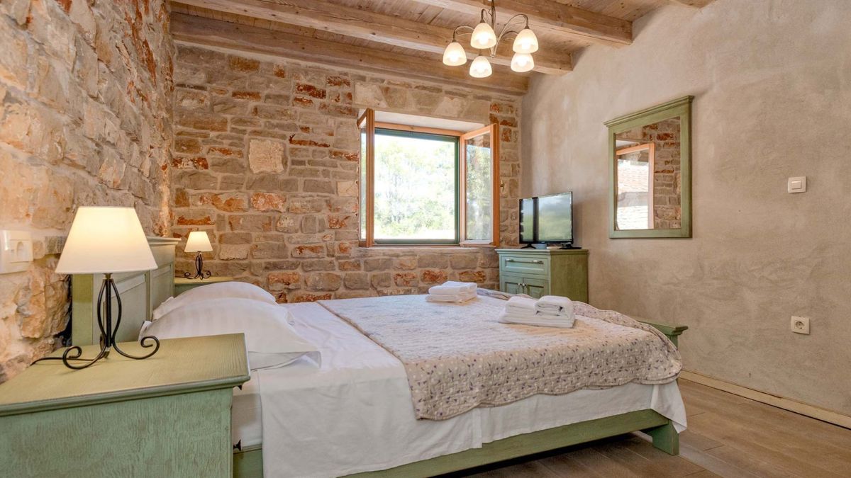 Proprietà unica con case in pietra