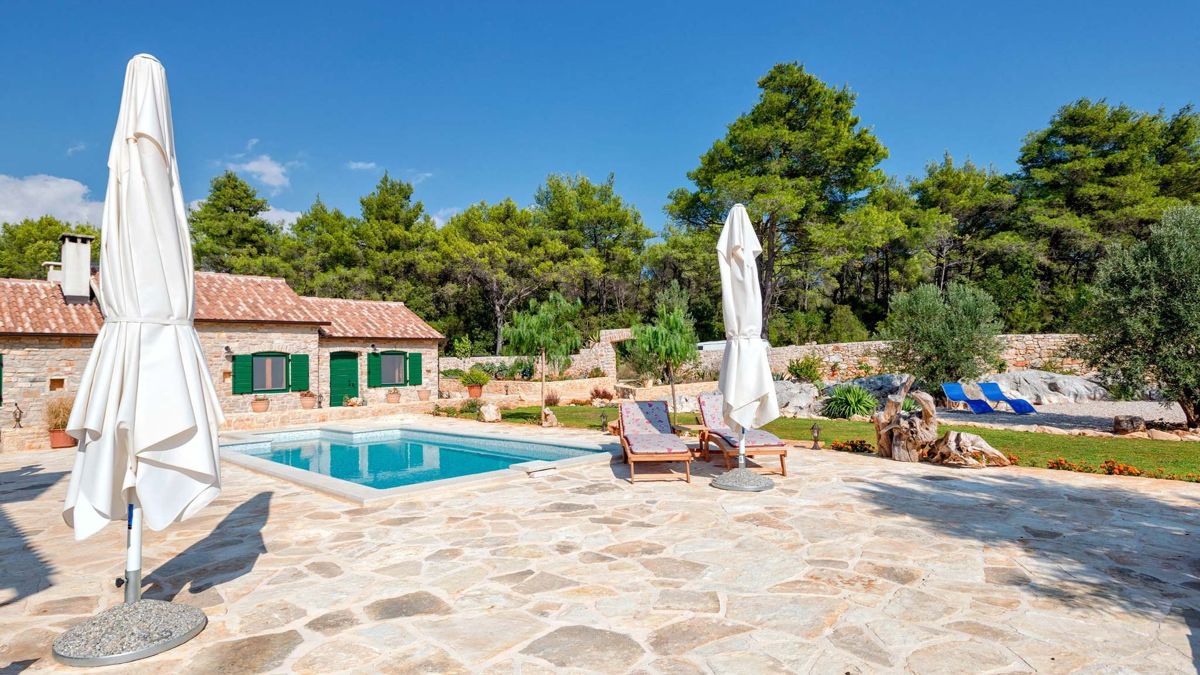 Proprietà unica con case in pietra