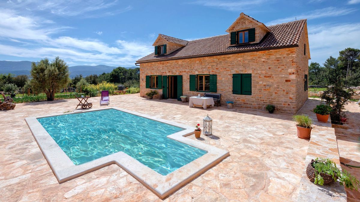 Proprietà unica con case in pietra