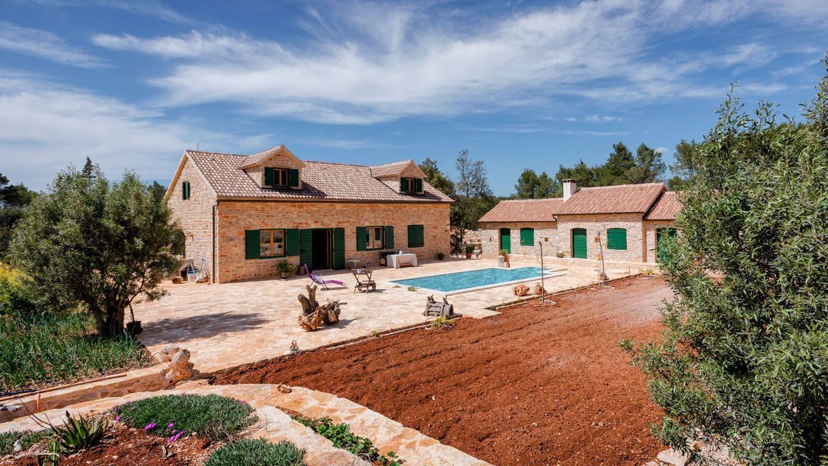 Proprietà unica con case in pietra