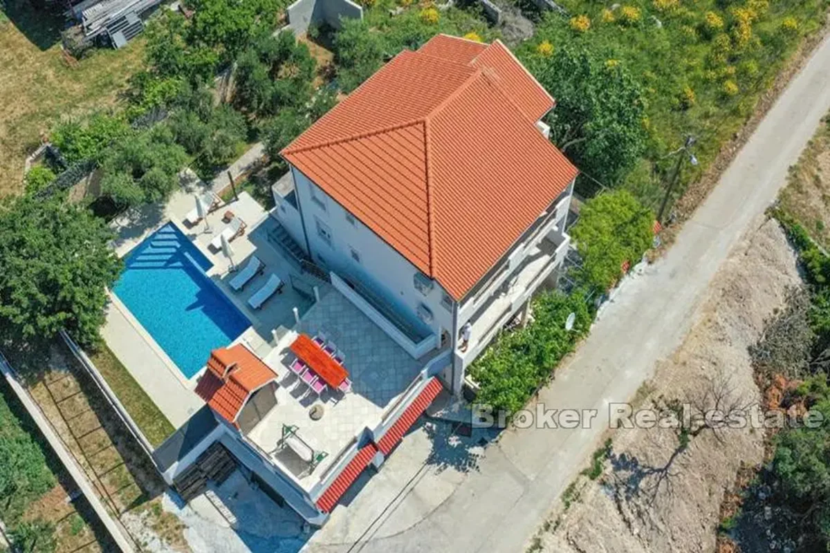 Casa con piscina e vista mare