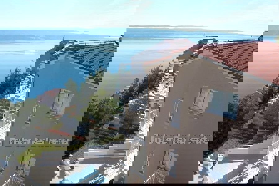 Casa con piscina e vista mare