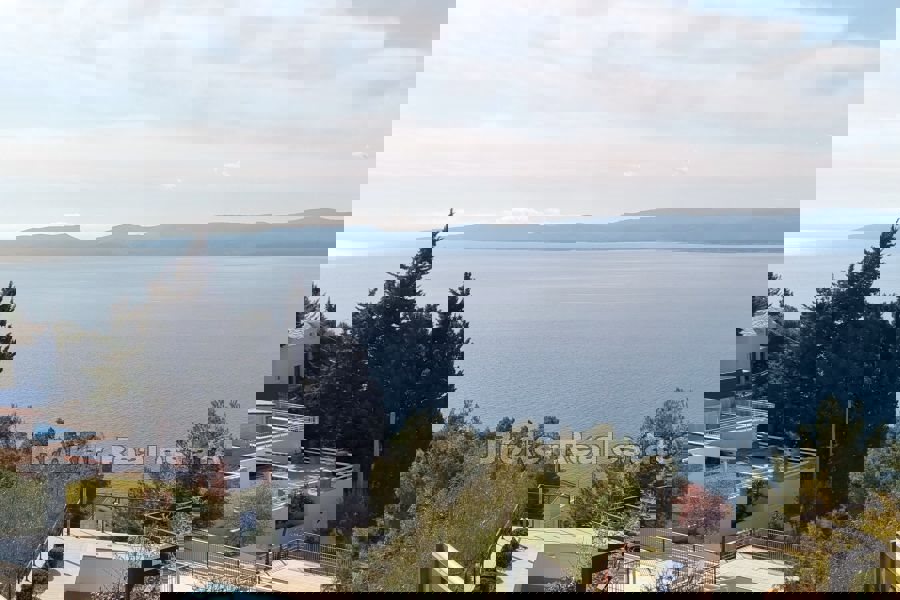 Casa con piscina e vista mare