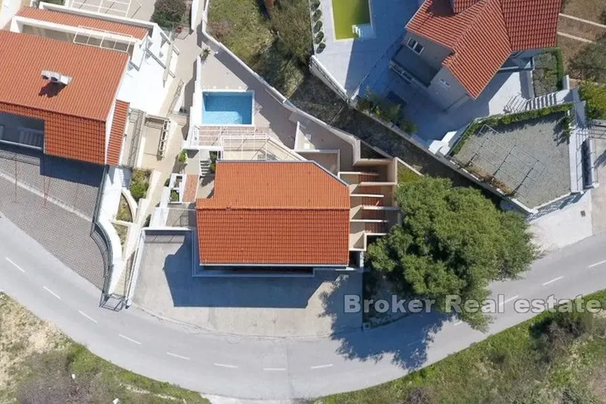 Casa con piscina e vista mare