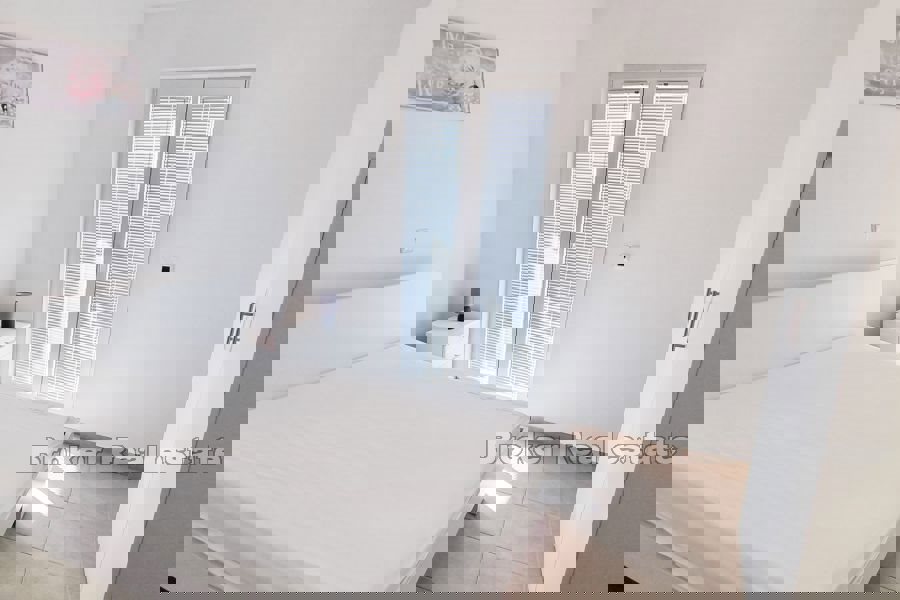 Casa con piscina e vista mare