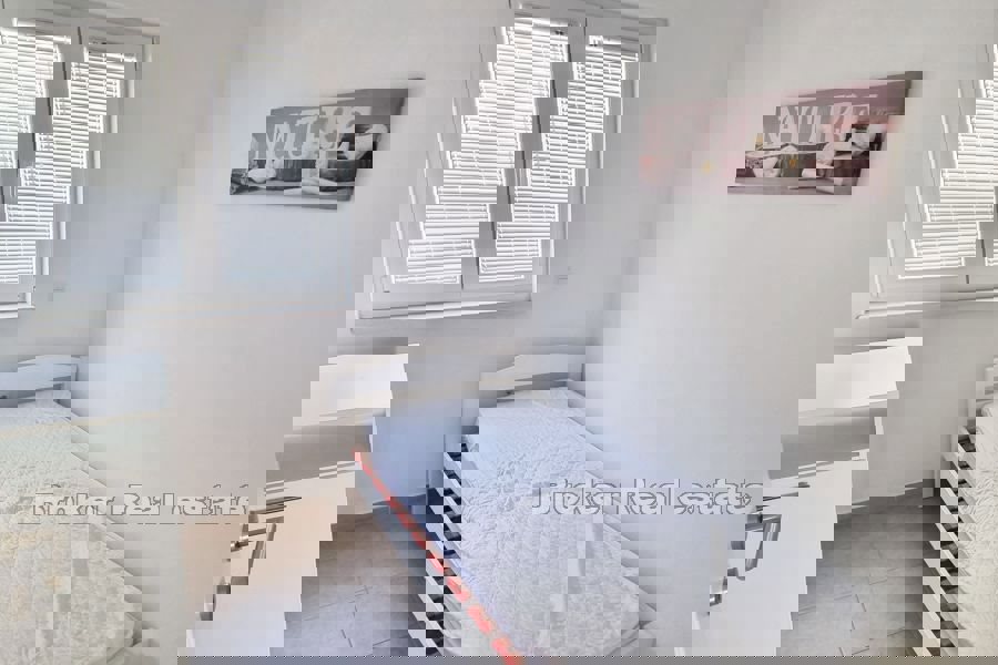 Casa con piscina e vista mare